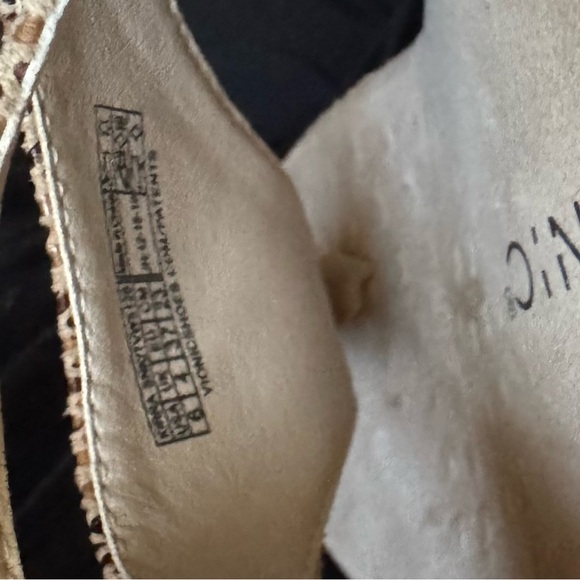 Women's Vionic Tan Sandals women’s sized 6 - Picture 11 of 11